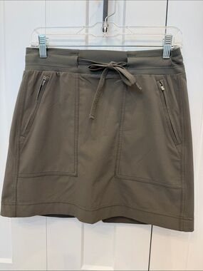 LIKE NEW Athleta Chelsea Cargo Skort